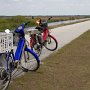 <p align=left>À l'extérieur du parc, à un mille, en roulant sur le trottoir, vous atteignez la piste cyclable qui ceinture le lac Okeechobee qui lui, est invisible de la route.